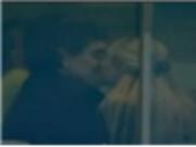 Maradona dùng “thánh địa” Old Trafford làm nơi âu yếm bồ