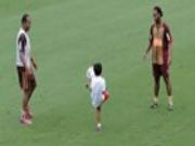 Ronaldinho chơi bóng cùng con trai của Alecsandro