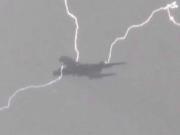 Sét đánh trúng máy bay chở tuyển Italy