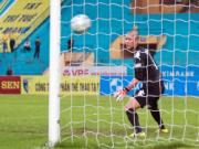 Sai sót của thủ môn Hồng Sơn: Chỉ là tai nạn?