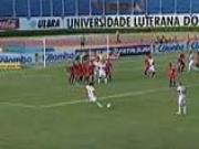 Thủ môn ngỡ ngàng trước pha sút phạt cực xoáy của Diego Forlan