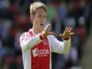 Fischer tái hiện pha lốp bóng tuyệt đẹp của Bergkamp