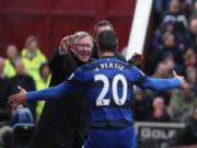 Van Persie thở phào nhẹ nhõm sau bàn thắng vào lưới Stoke