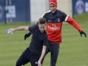 Quý tử nhà Becks náo loạn sân tập PSG