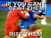 Biếm hoạ: Luis Suarez - Ác quỷ "dầu-cù-là" của Premier League