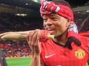 Mừng vô địch, Evra không quên "đá đểu" cựu thù Suarez