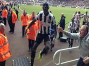 HLV Pardew và Cisse ăn mừng đầy phấn khích bàn thắng muộn