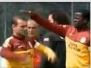 Bị trêu tức, Sneijder đuổi đánh Eboue