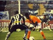 Seedorf "diễn xiếc" qua mặt đối thủ