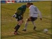 Thủ môn '"dũng cảm" xỏ háng đối phương