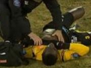 Hủy trận đấu vì cầu thủ dính vật thể lạ