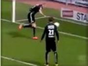 Bàn phản lưới siêu "dị" ở giải Hà Lan