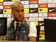 Alves khuyên Barca không bán Villa và Alexis