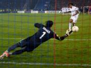 "Chết" trên loạt "đấu súng",  Tottenham vỡ mộng châu Âu