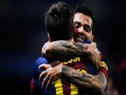 Messi và Alves chơi "bóng chuyền" trên sân