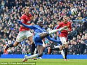 Lần thứ 2 liên tiếp, Demba Ba biến Ferdinand thành "gã hề"