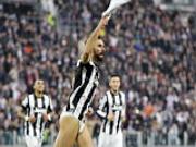 Vucinic cởi... quần ăn mừng bàn thắng