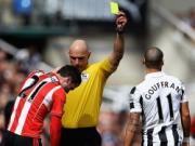 "Vua sân cỏ" Howard Webb bị "giáng cấp"