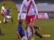 Chấn thương kinh hoàng: Cổ chân gãy rời sau cú vào bóng gầm giày của đối thủ