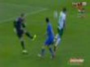 Bóng đá hay tấu hài?