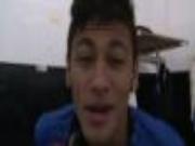 Tay cầm iPhone, miệng hát vang - Neymar làm náo động phòng thay đồ Santos!