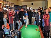 Aguero bị các fan vây kín khi chơi bida