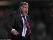 Tố Van Persie ghi "bàn thắng ma", Big Sam đối diện với nguy cơ bị phạt