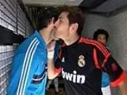 Casillas quay mặt làm lành với Diego Lopez