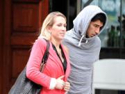 Suarez "ngụy trang" đi ăn trưa với vợ
