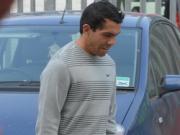 Tevez ngồi xe sang đi dọn vệ sinh