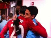 Van Persie và Nasri thân mật trong đường hầm