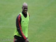 Balotelli cười "toe toét" khoe tóc mới nhuộm