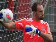 Thủ môn Bayern cản penalty bằng mặt