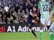 Cú sút phạt siêu đẳng của Messi