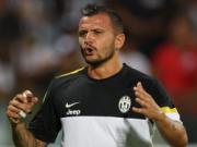 Bị ngã nằm sân vẫn ghi tuyệt phẩm cắt kéo