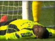 Thủ môn bất tỉnh vì lao đầu vào cột gôn