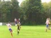 Cú bắt volley khó tin