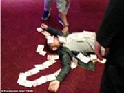 Về vụ cầu thủ khoe tiền lố bịch: Đừng đùa với Di Canio