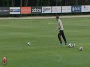 HLV Allegri đọ tài với thủ môn Gabriel trên sân tập