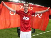 Wenger "đi đêm" với tiền vệ hay nhất M.U