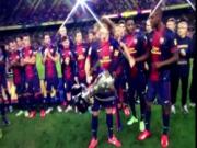 Alex Song tẽn tò trong ngày Barca đăng quang