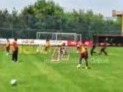 Đột nhập sân tập, tấn công Drogba, fan cuồng' bị bảo vệ tóm và cho...ăn đòn