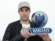 Xuất sắc nhất Premier League tháng 4, Van Persie tính đổi số áo