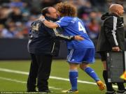 Rafa Benitez rời Chelsea trong tiếng reo hò cổ vũ