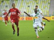 Trò đá cầu của Messi - Alves tái hiện ở Ba Lan