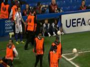 Nhân viên y tế câu giờ hộ Chelsea