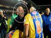 HLV Holloway nhảy nhót tưng bừng trong phòng thay đồ