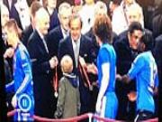 Cậu bé lạ bỗng dưng lên nhận giải cùng Chelsea