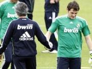 Mourinho và Casillas công khai “phớt lờ” nhau