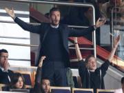 Becks nhấp nhổm trên khán đài